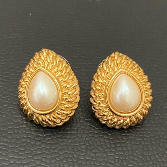 Vintage MONET Signed Gold-tone Teardrop Faux Pearl Earrings 11.0g - Picture 4 of 13